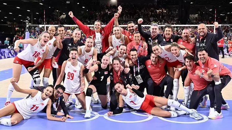 Deniz Yücel'den Türkiye Kadın Voleybol Milli Takımı'na Destek Mesajı