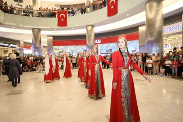 Uluslararası Halk Oyunları Gösterisi, Zafer Haftası'nda Coşkuyu Zirveye Taşıdı