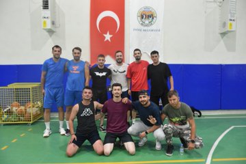 Geleneksel Voleybol Turnuvası'nda Yarı Final Heyecanı