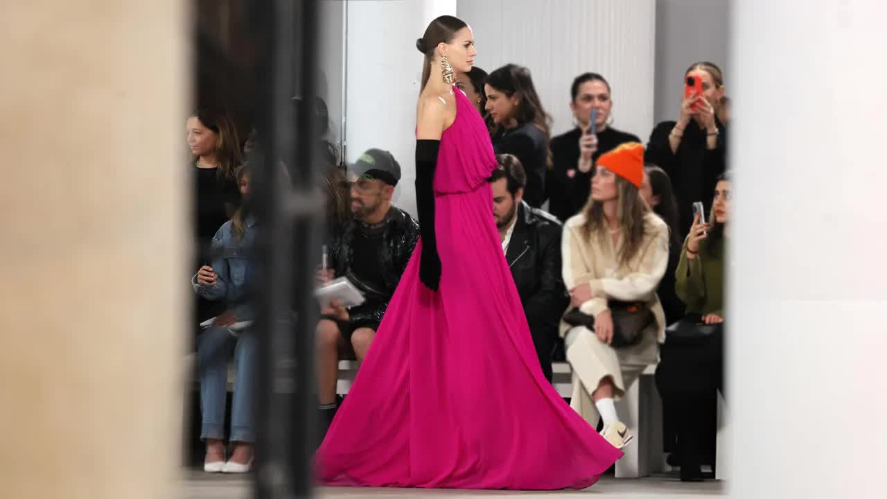 Badgley Mischka, 2024/25 Sonbahar/Kış Koleksiyonunu New York Moda Haftası'nda Sergiledi