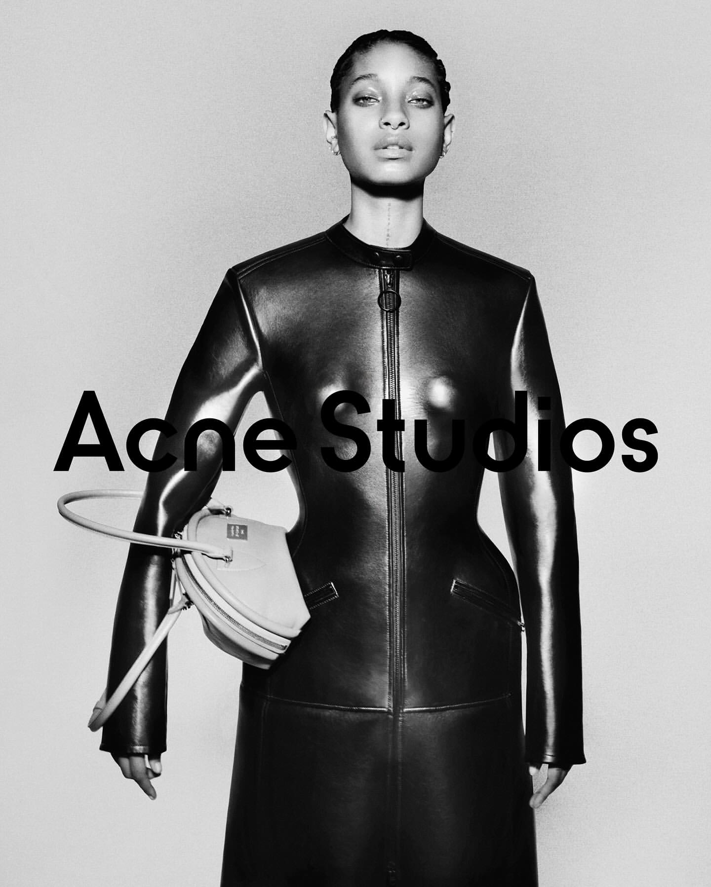 Acne Studios 2024 Sonbahar/Kış Koleksiyonu İle Heykelsi Zırh Estetiği Sunuyor