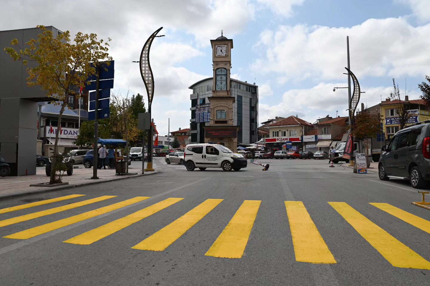 Belediye Ekipleri Okul Çevresindeki Yaya Geçitlerini Boyadı