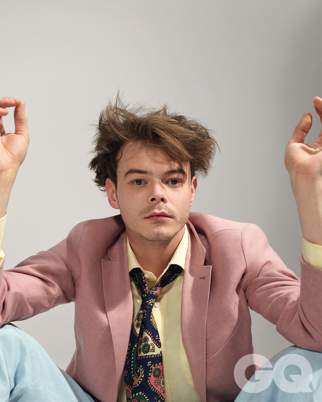 Charlie Heaton, İngiliz Aktör ve Müzisyen, Pembe Renkle Trend Yaratıyor