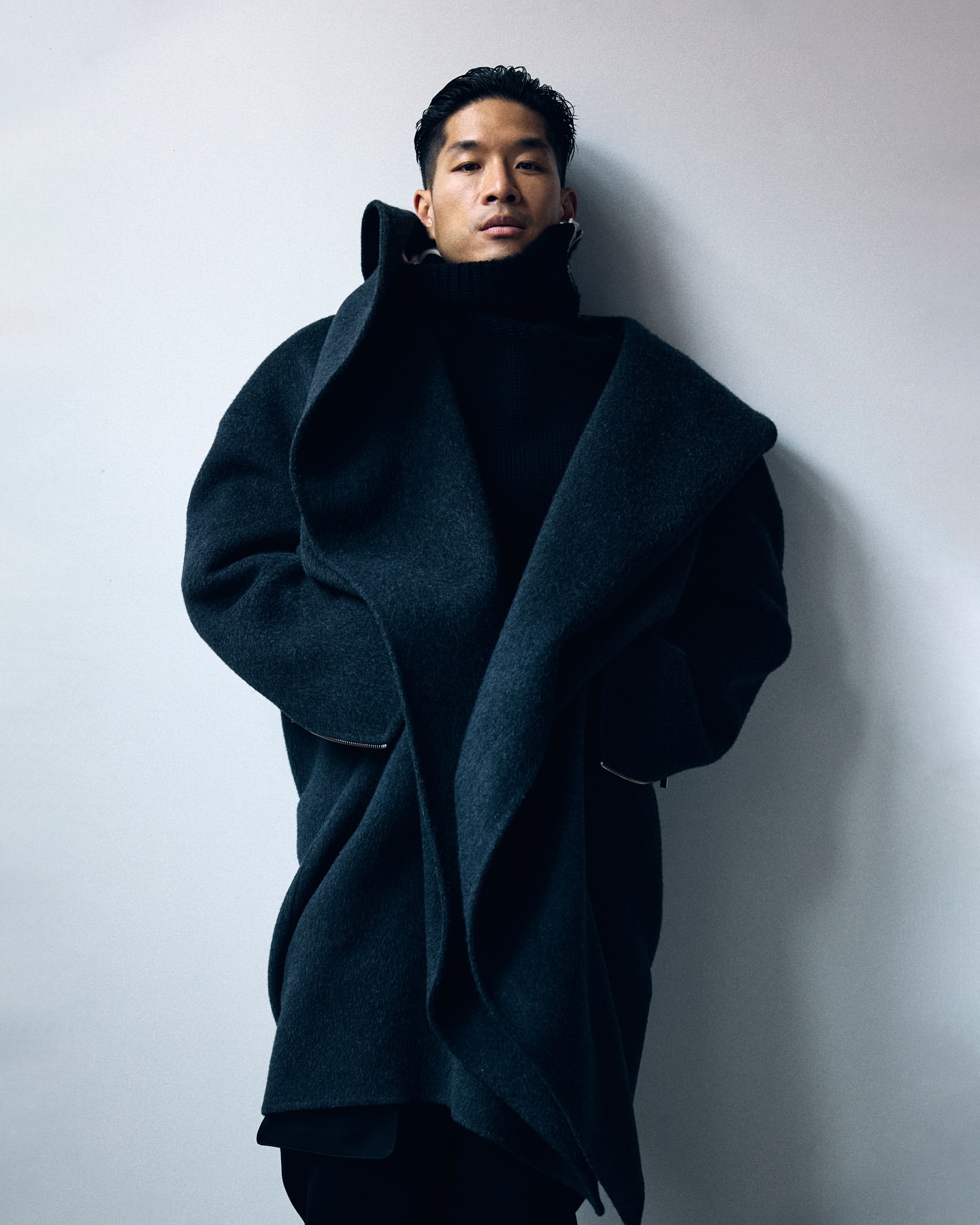 Jon Kung, Apex Cocoon Coat ve Suitcase Turtleneck İle Şık Bir Görünüm Sunuyor