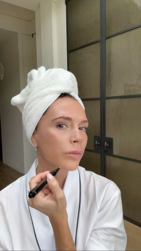 Victoria Beckham'un Yeni Concealer Kalemi İle Güzellik Dünyasında Yeni Bir Trend