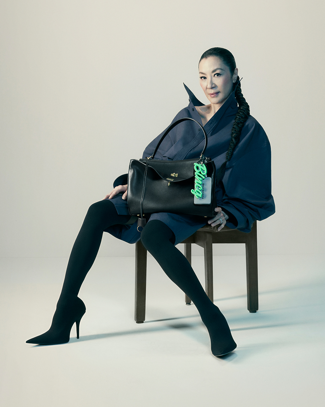 Balenciaga'nın Yeni 'Rodeo Bag' Kampanyasında Michelle Yeoh Yer Alıyor