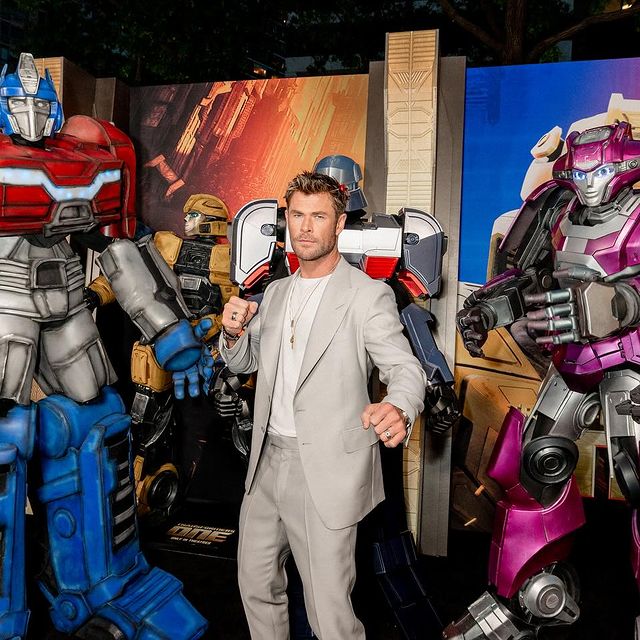 Chris Hemsworth, Transformers filminin galasında boy gösterdi