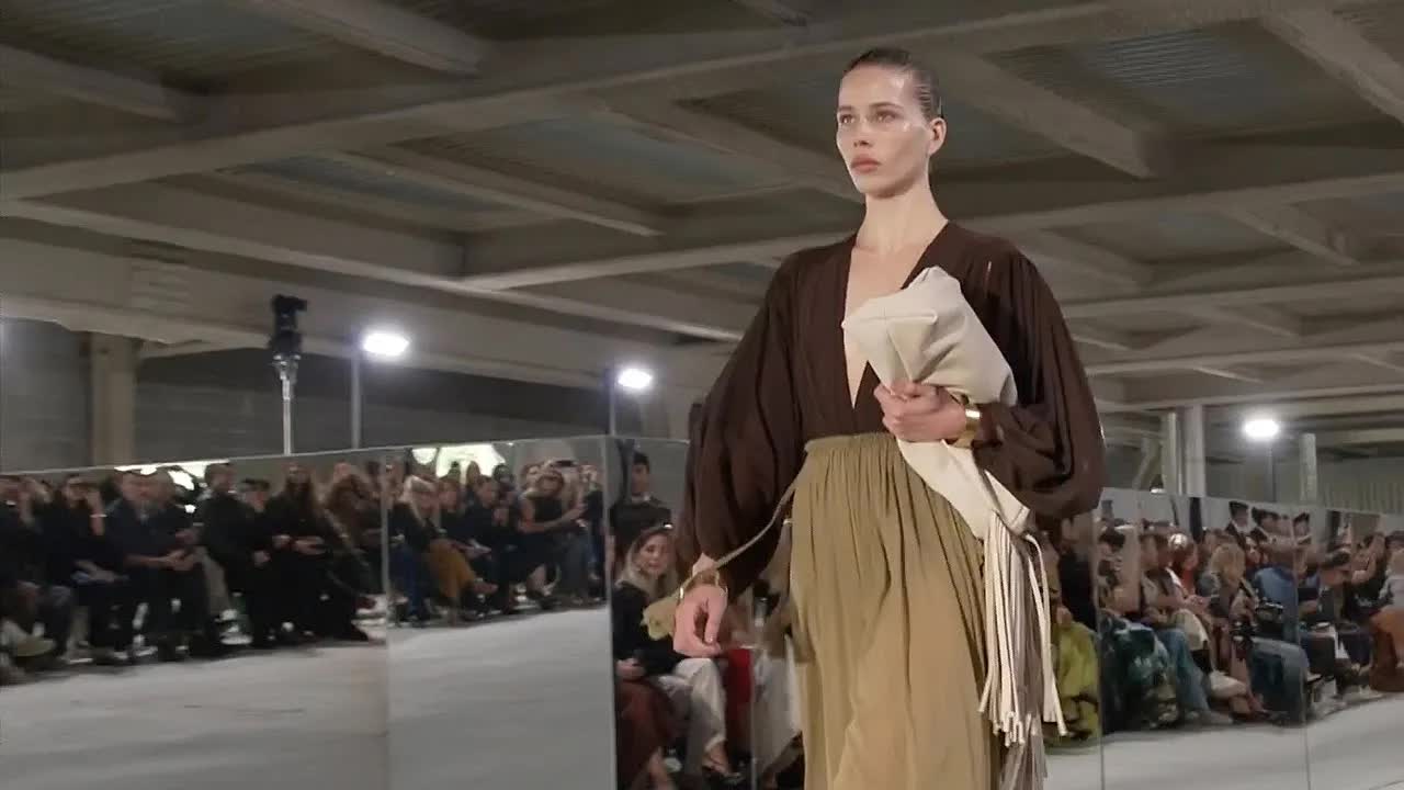 Ünlü Moda Tasarımcısı Lorenzo Serafini'nin Son Koleksiyonu Milan Moda Haftası'nda Tanıtıldı