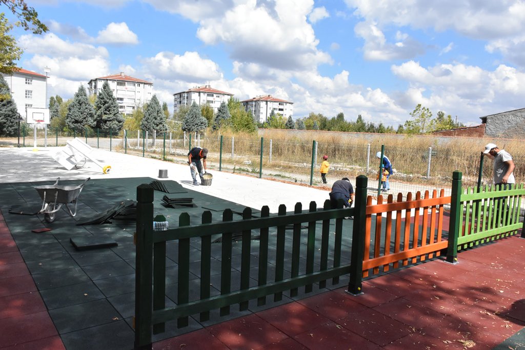 Belediye, Çocuk Sokağı'ndaki Basketbol Sahasının Zeminini Yeniliyor