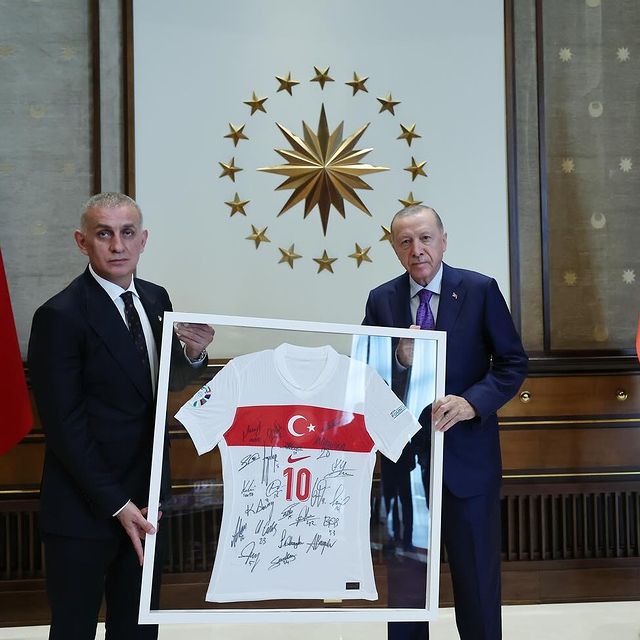 Cumhurbaşkanı, Türkiye Futbol Federasyonu Başkanı ve Yönetim Kurulu Üyeleri Bir Araya Geldi