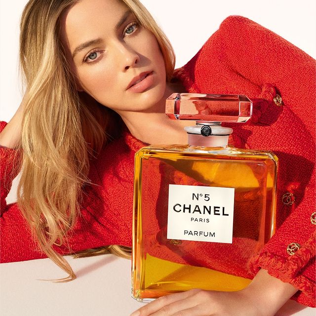 Chanel N°5 Parfümü, Margot Robbie ile Yeni Bir Soluk Kazanıyor