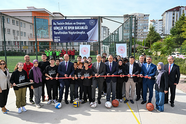 Vali Dr. Naci Aktaş, Ertuğrul Gazi Anadolu İmam Hatip Lisesi Halı Saha Açılış Töreni'ne Katıldı