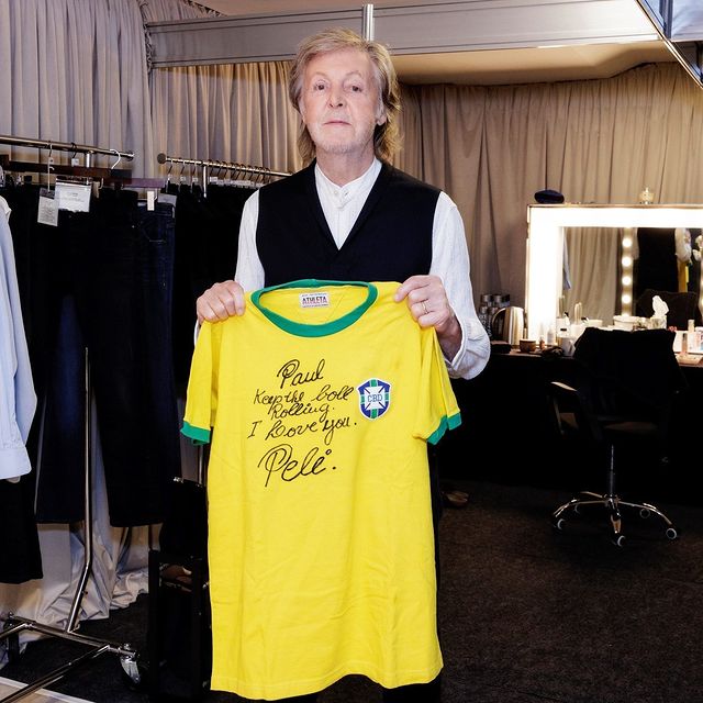 Paul McCartney, Pelé imzalı Brezilya millî takımı formasıyla özel bir hediyeye kavuştu