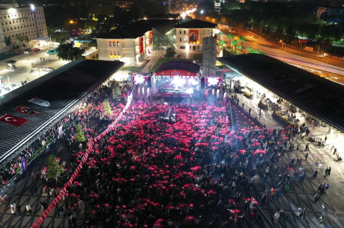 Osmangazi Belediyesi Cumhuriyet Bayramı'nda Unutulmaz Bir Konser Düzenledi