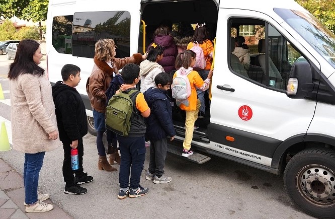 Servis Hizmetiyle Keçiören Belediyesi Öğrencilere Destek Oluyor