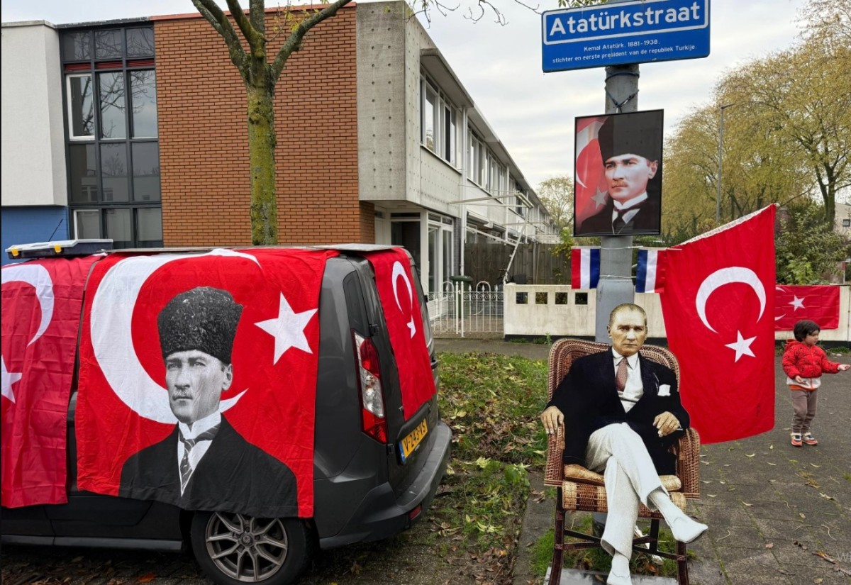 Atatürk Anma Töreni Rotterdam'da Yapıldı