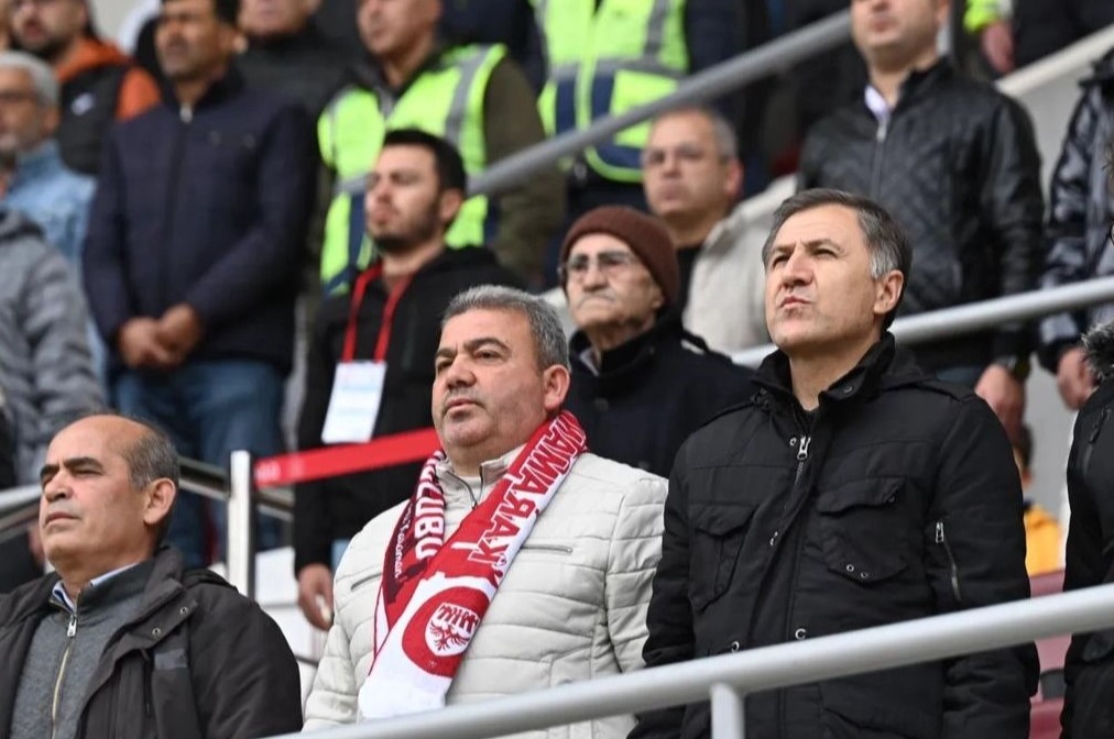 Akçaşehir Belediye Başkanı Soner Yeşildaş Karamanspor Maçını Tribünden İzledi