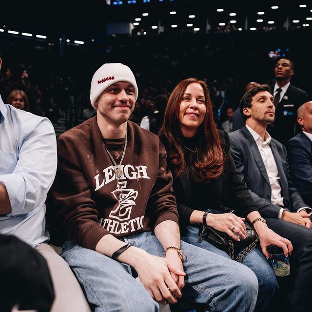 Pete Davidson, Anneler Günü'nde Brooklyn Nets Maçında Görüntülendi