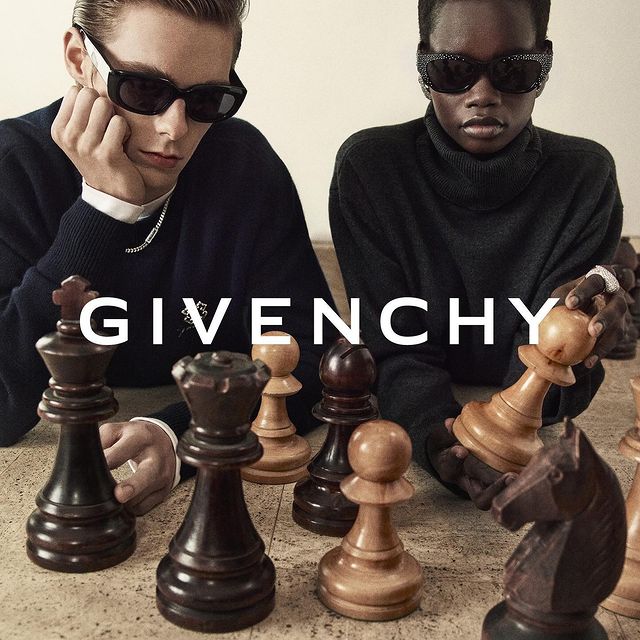 Givenchy, Tatil Koleksiyonunda 4G İnci ve Kristal Güneş Gözlüklerini Tanıttı