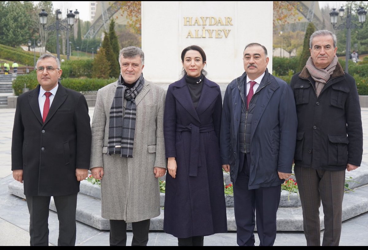 Ankara'da Azerbaycan Heyeti Ulu Önder Haydar Aliyev'in Anıtını Ziyaret Etti