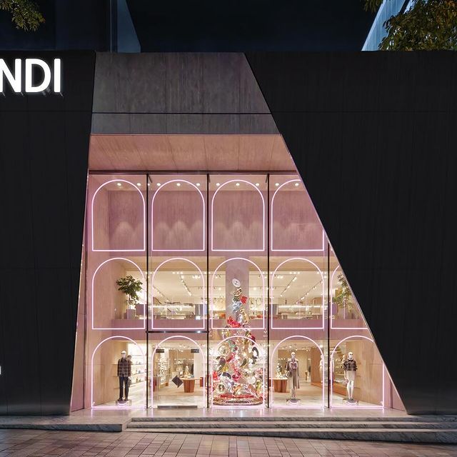 Tokyo'da Fendi Butikleri Tatil Temalı Dekorasyonlar İle Aydınlatılıyor