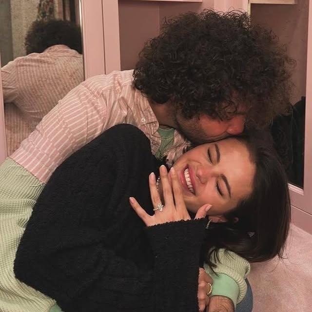 Selena Gomez ve Benny Blanco Mutlu Haberi Paylaştı: Nişanlandılar!