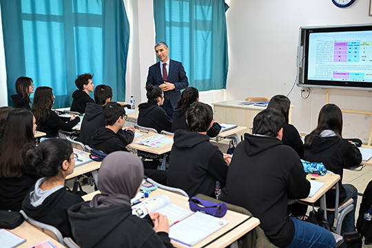 Vali Dr. Naci Aktaş, Uşak Fen Lisesi'ni Ziyaret Etti