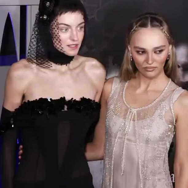 Lily-Rose Depp ve Emma Louise Corrin, Nosferatu film galasında şık bir görünüm sergiledi