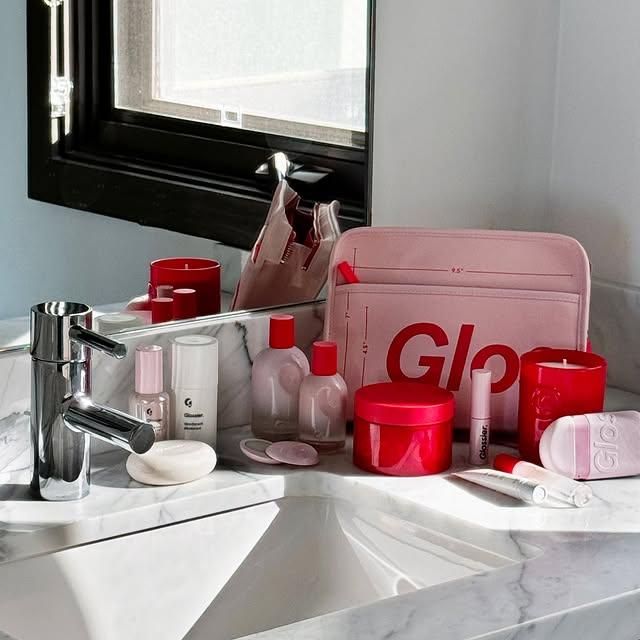 Glossier, Seyahat Ederken Güzellik Alışkanlıklarını Sürdürme Arzusunu Vurguluyor