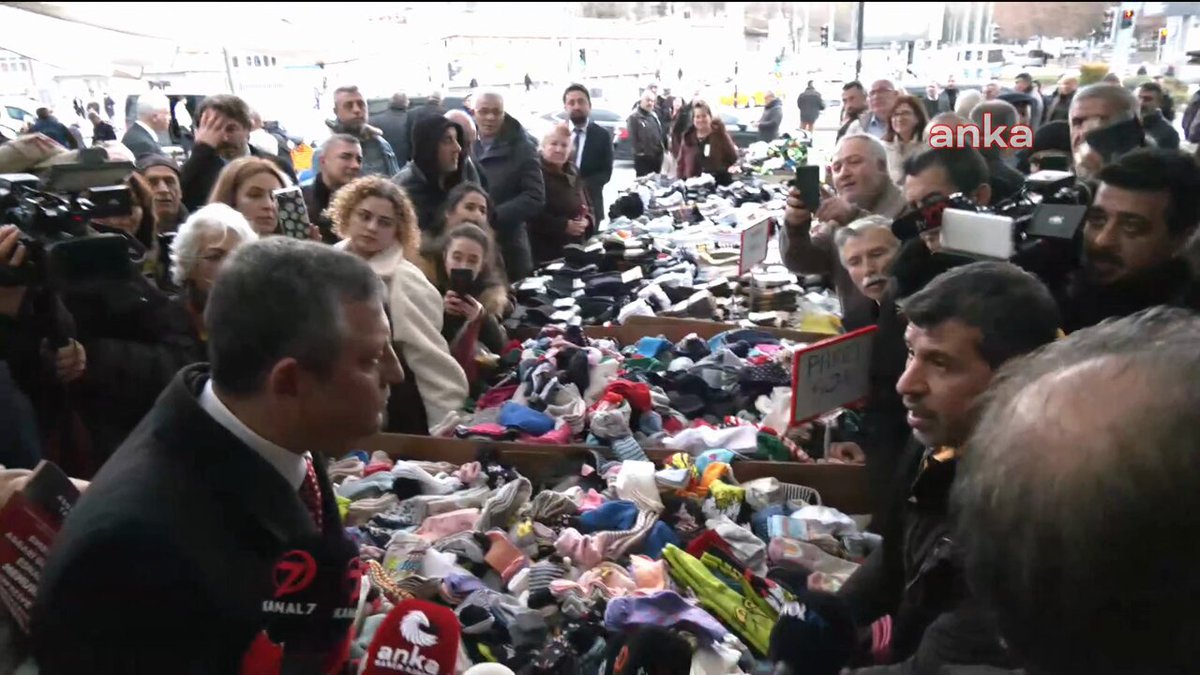 CHP Grup Başkanvekili Özgür Özel, Ankara'da Semt Pazarını Ziyaret Etti