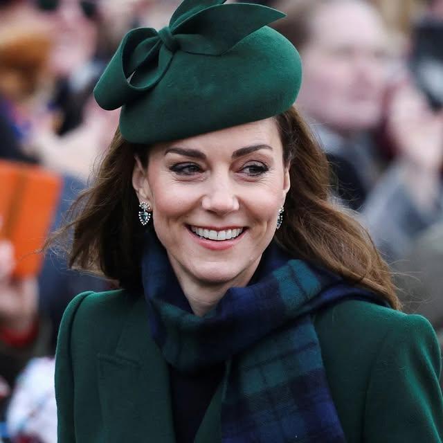 Paris'te Kate Middleton, Geleneksel Noel Kilisesinde Göz Alıcı Görünümüyle Dikkat Çekti