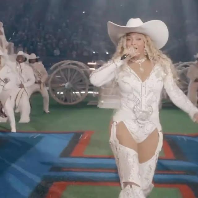 Beyoncé, NFL Devre Arası Gösterisinde Unutulmaz Performans Sergiledi