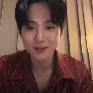 Exo Lideri Suho, Instagram Canlı Yayınında Hayranlarıyla Buluştu