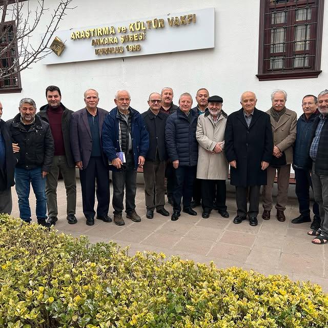 Bir grup dost kahvaltı etkinliğinde bir araya geldi