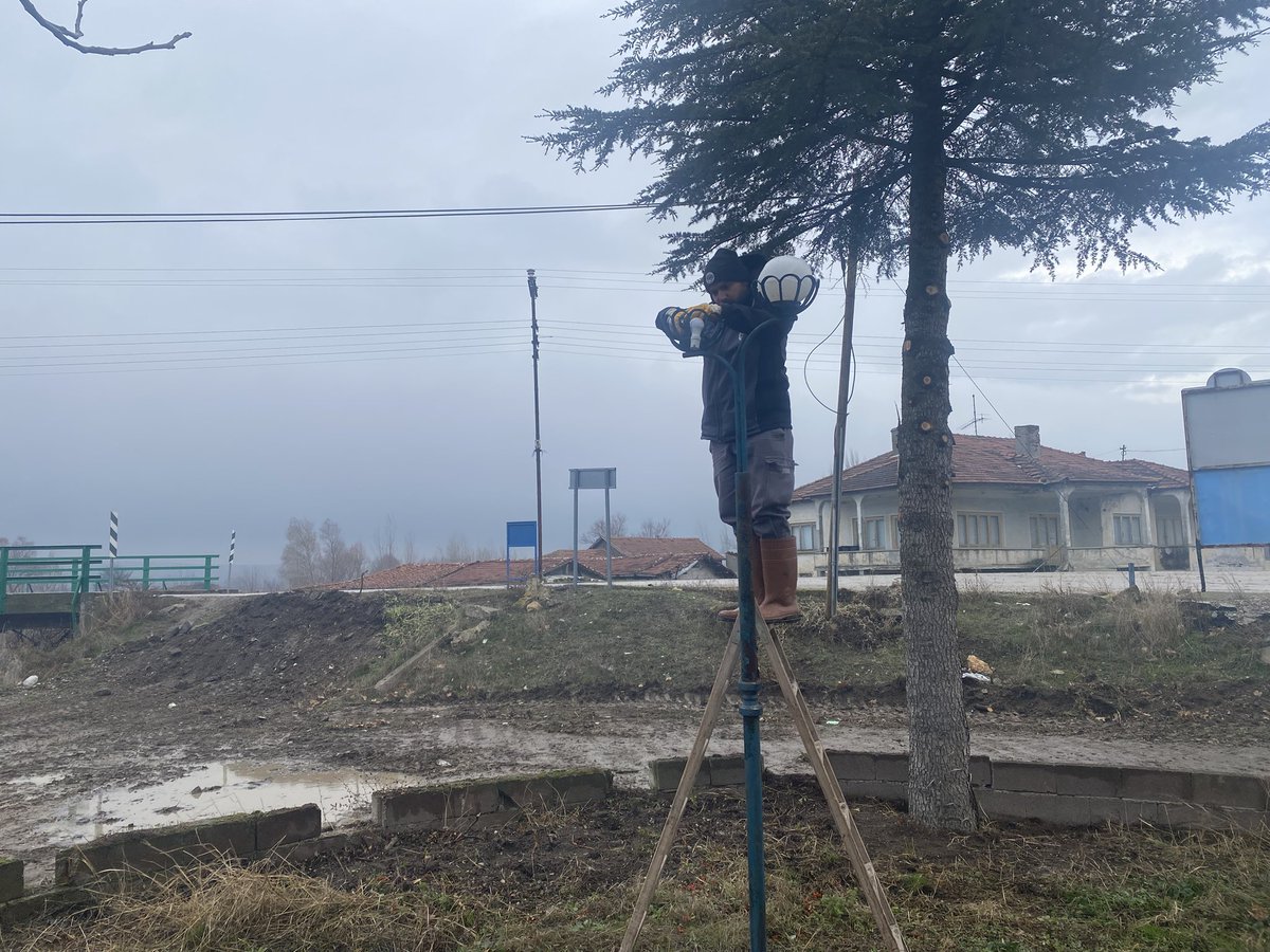 İnönü Belediyesi, Yenice Mahallesi'ndeki parklarda bakım ve onarım çalışmaları gerçekleştirdi