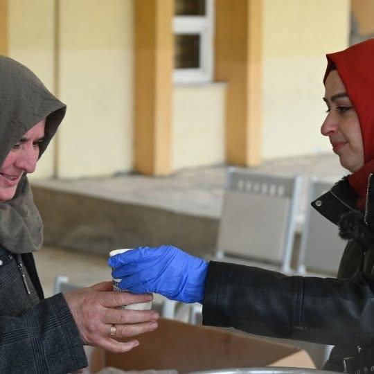 Emirdağ Belediyesi, Sıcak Çorba İkramlarıyla Vatandaşların Yanında