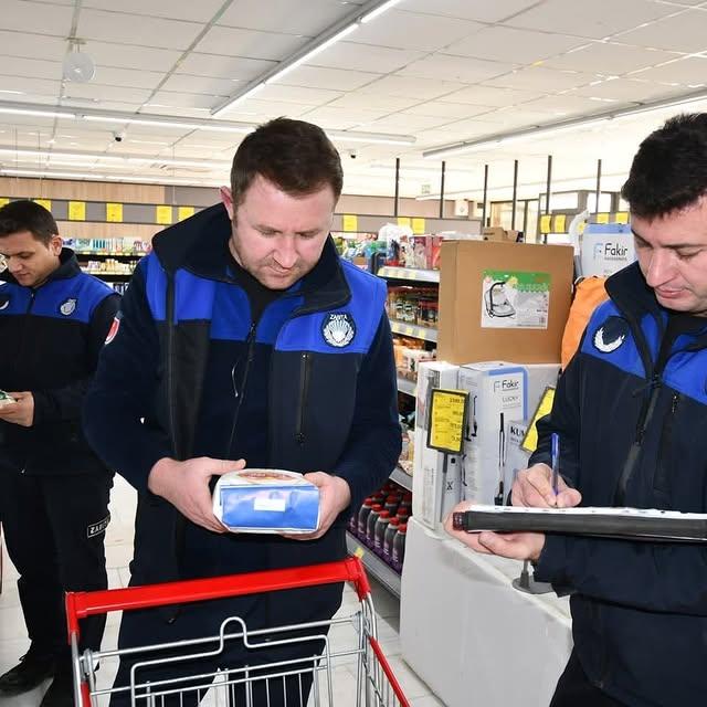 İscehisar Belediyesi Zabıtası Zincir Marketleri Denetliyor