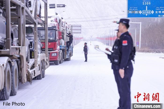 Çin'deki limanlarda yolcu ve yük taşımacılığı artıyor