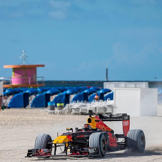 Max Verstappen’in plajda koşu keyfi