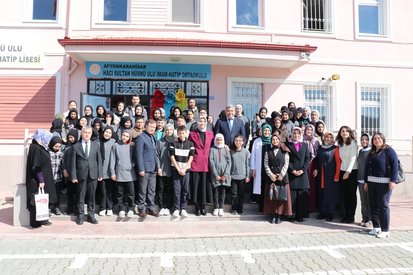 Afyonkarahisar'da Eğitim Kurumlarına Önemli Ziyaret: Validen Öğrencilere Destek