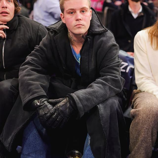 Yung Lean, New York Knicks Maçında Tarzıyla Dikkat Çekti