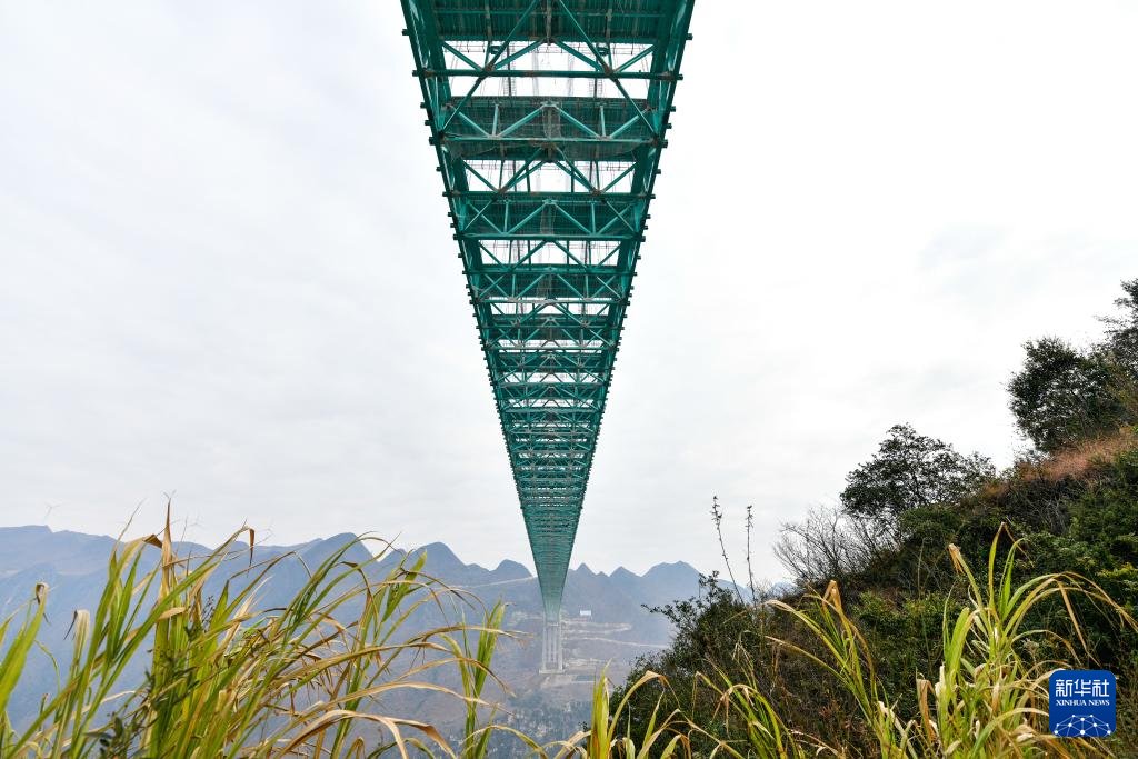 Guizhou Eyaleti'nde Dünyanın En Yüksek Çelik Köprüsü Tamamlandı