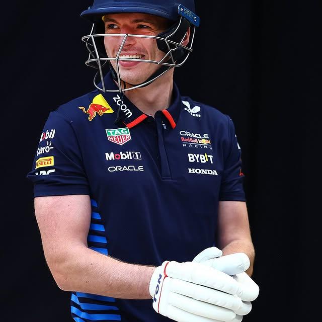 Max Verstappen, Formula 1'in Yanı Sıra Kriket Sahasında da Boy Gösterdi