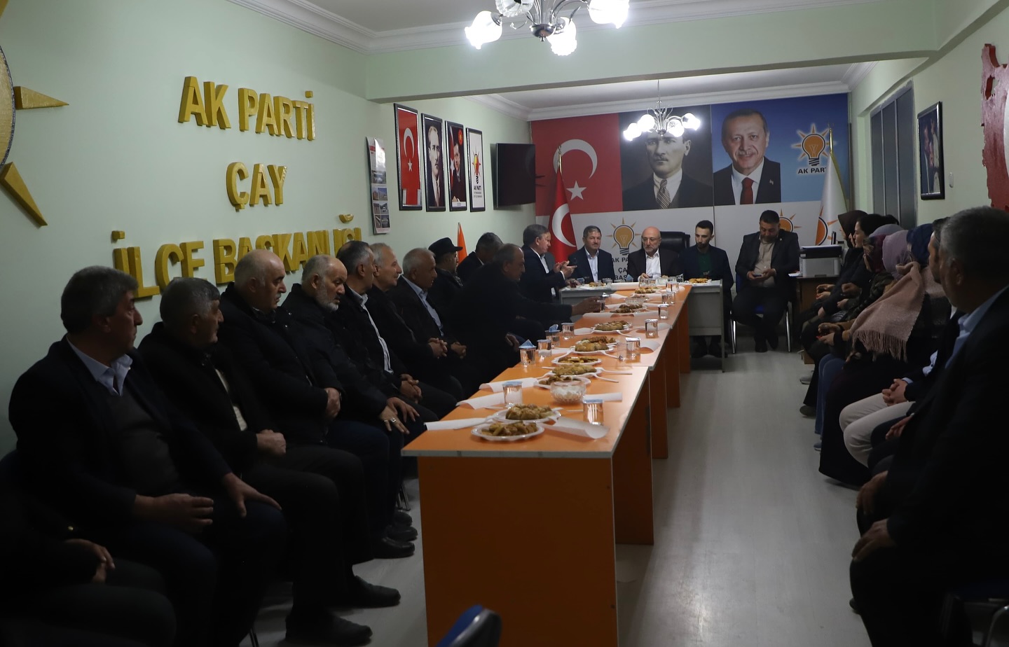 AK Parti Afyonkarahisar İl Başkanı Çay İlçe Teşkilatı ile İstişare Toplantısı Düzenledi