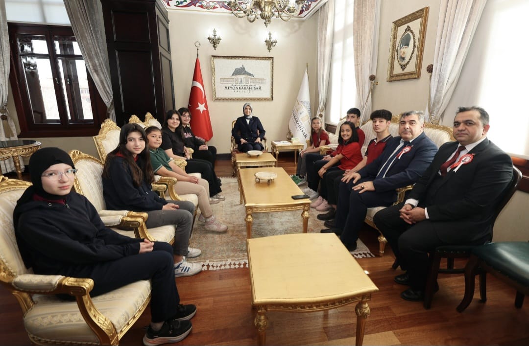 İstiklal Marşı'nın Kabulü ve Mehmet Akif Ersoy Anma Etkinliklerinde Dereceye Giren Öğrenciler Vali Yiğitbaşı'nı Ziyaret Etti