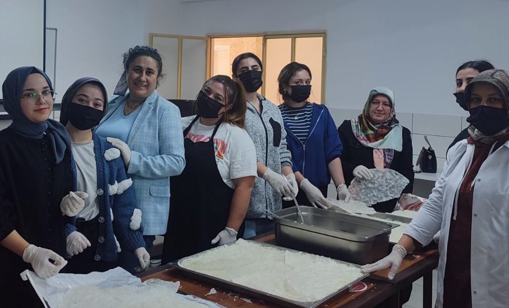 Afyonkarahisar'daki Öğrenci Yurdunda Güllaç Şöleni Düzenlendi