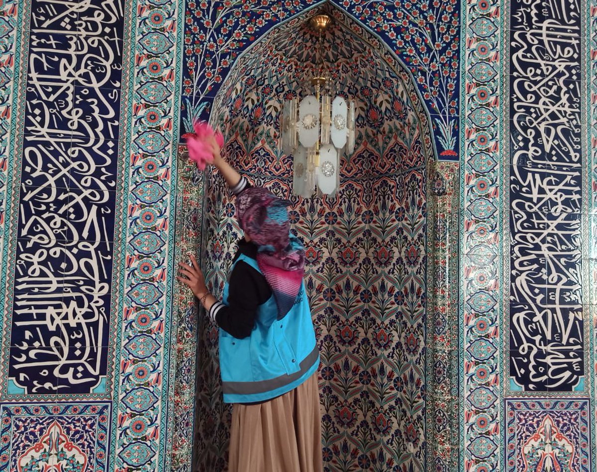 Afyonkarahisar'da Öğrenciler Camii Temizliğine Katıldı