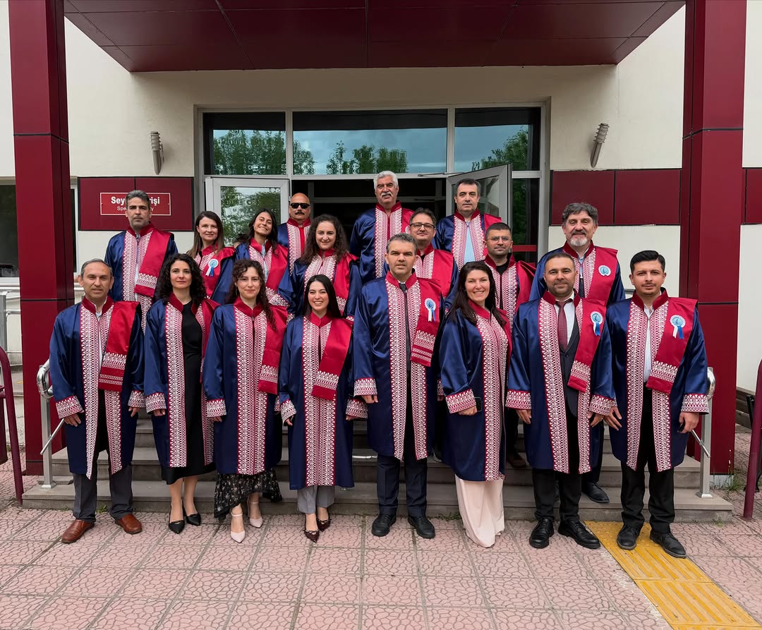 Afyon Kocatepe Üniversitesi Akademik Kadrosu, 2026 Mezuniyet Töreni Hatırasını Paylaştı