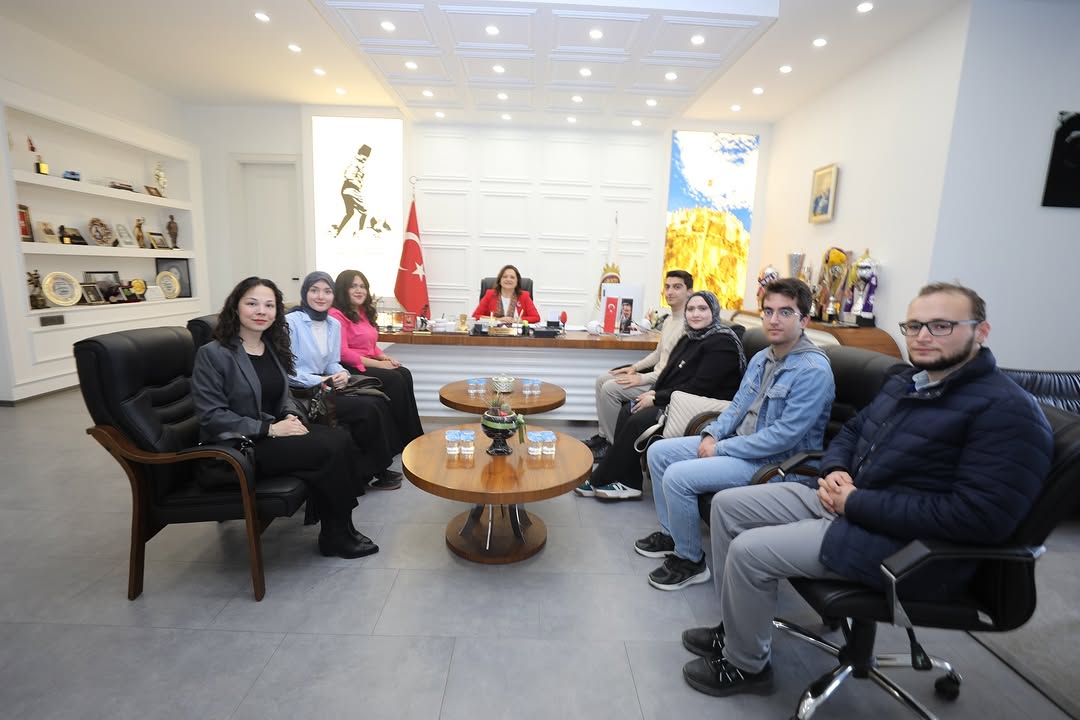 Afyon Kocatepe Üniversitesi Münazara Topluluğu ile hangi konularda görüş alışverişinde bulundu?