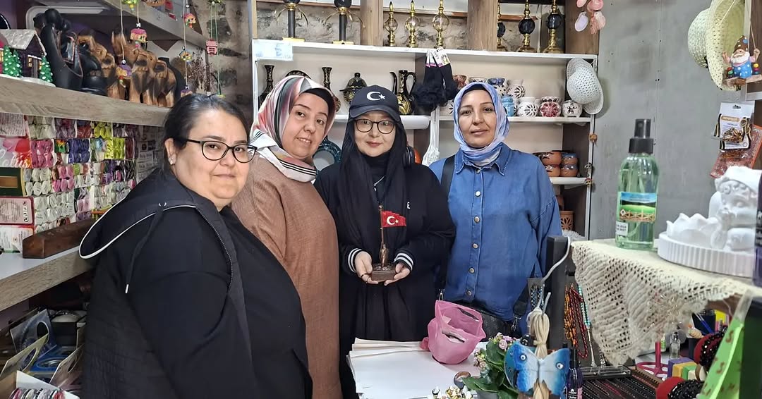 AK Parti Afyonkarahisar İl Kadın Kolları Esnaf Ziyaretlerini Gerçekleştirdi